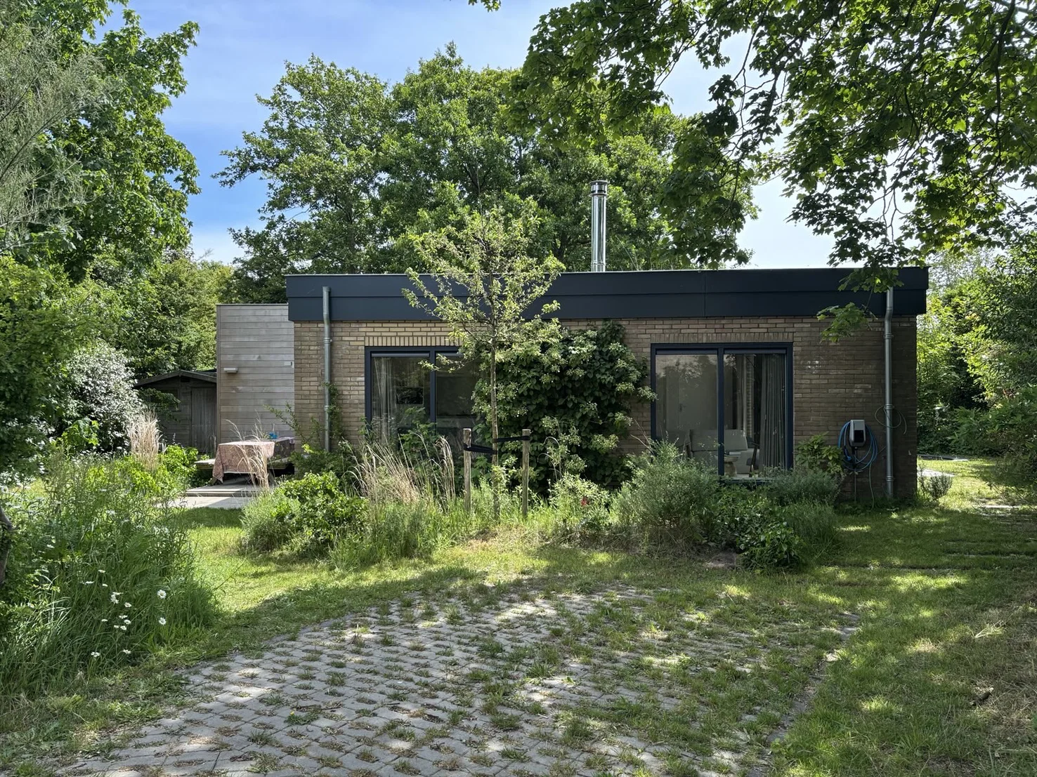 De voorzijde en de groene oprit