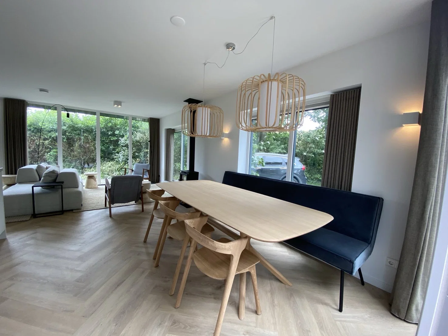 De eethoek met houten tafel en bank