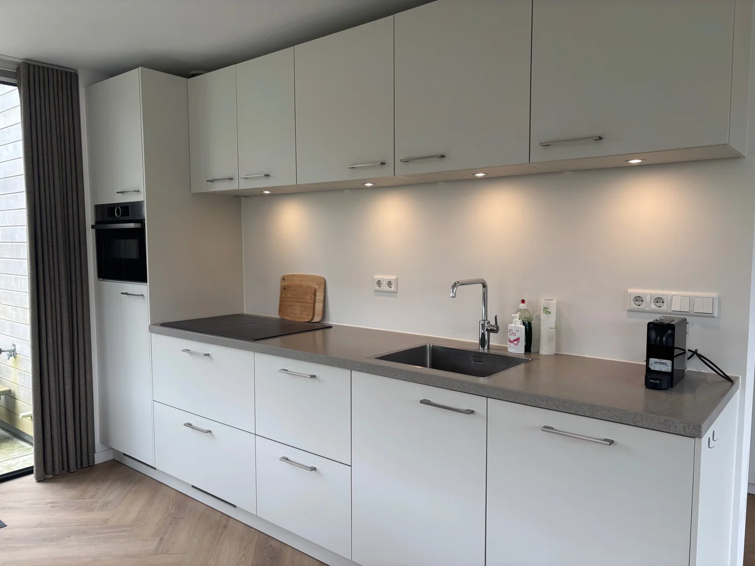 De keuken met oven en inductiekookplaat