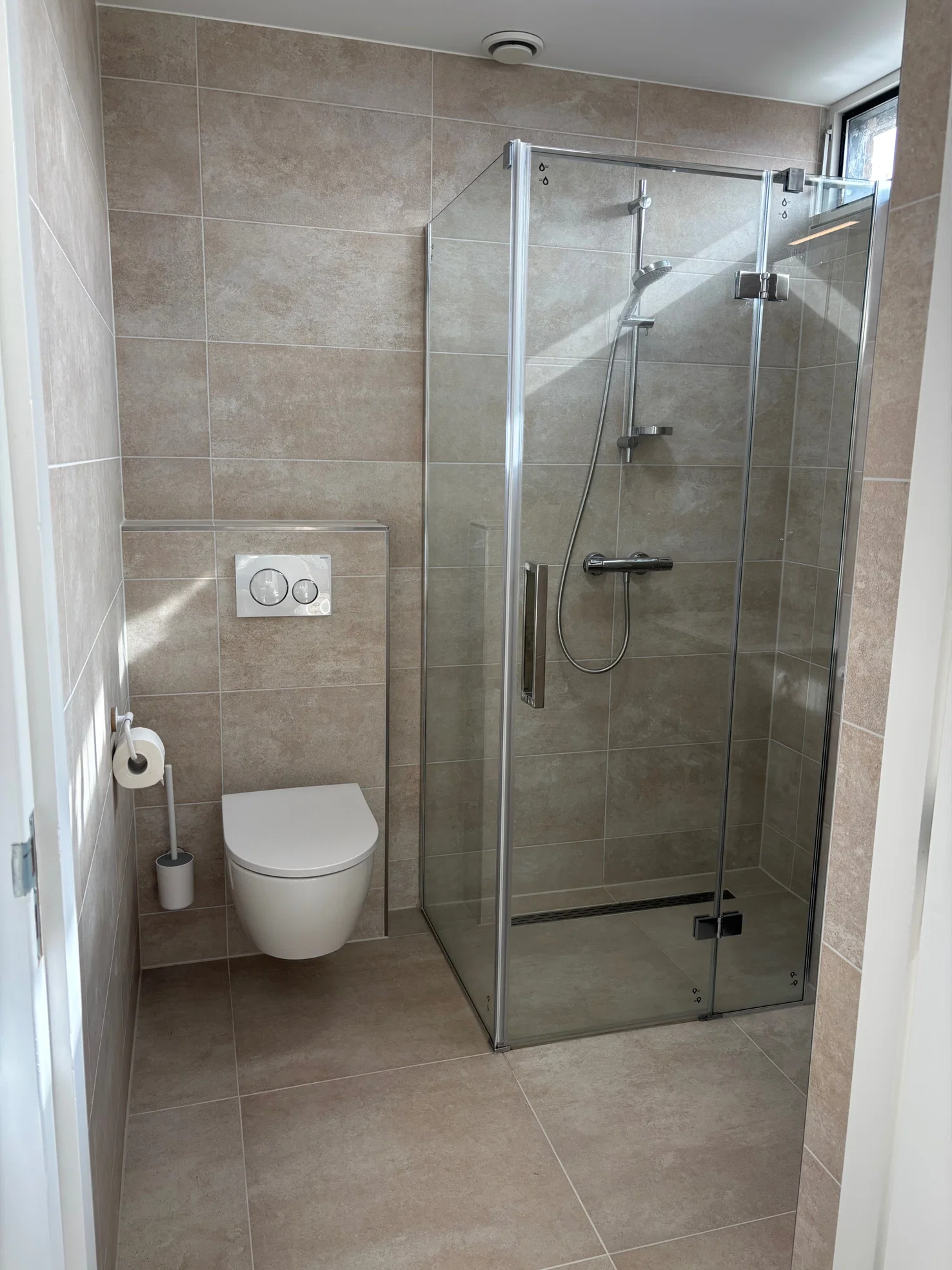 Badkamer met inloopdouche en toilet