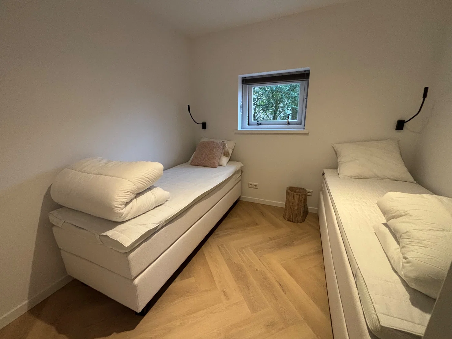 Slaapkamer met twee eenpersoonsbedden