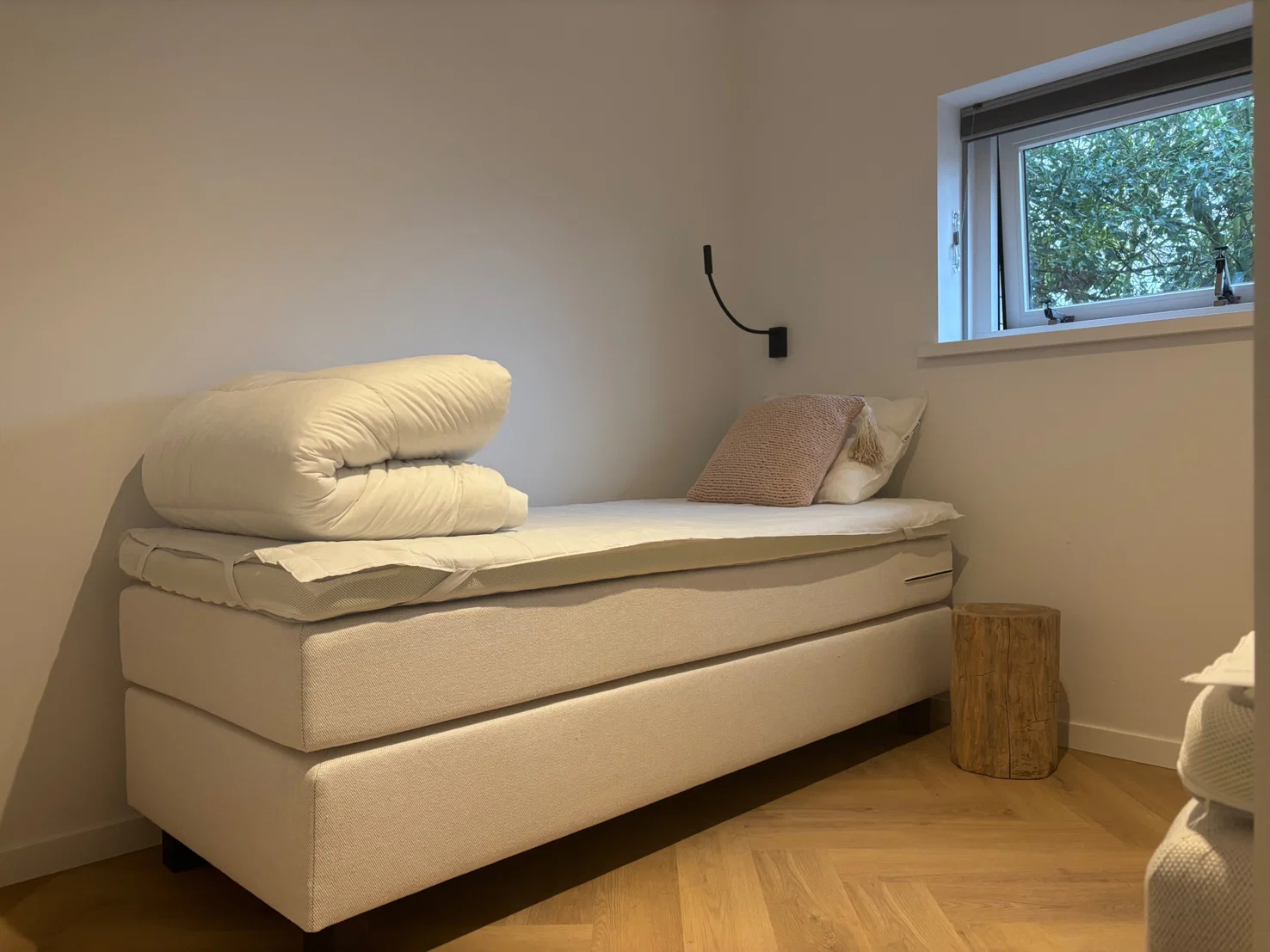 Een eenpersoonsbed met leeslamp