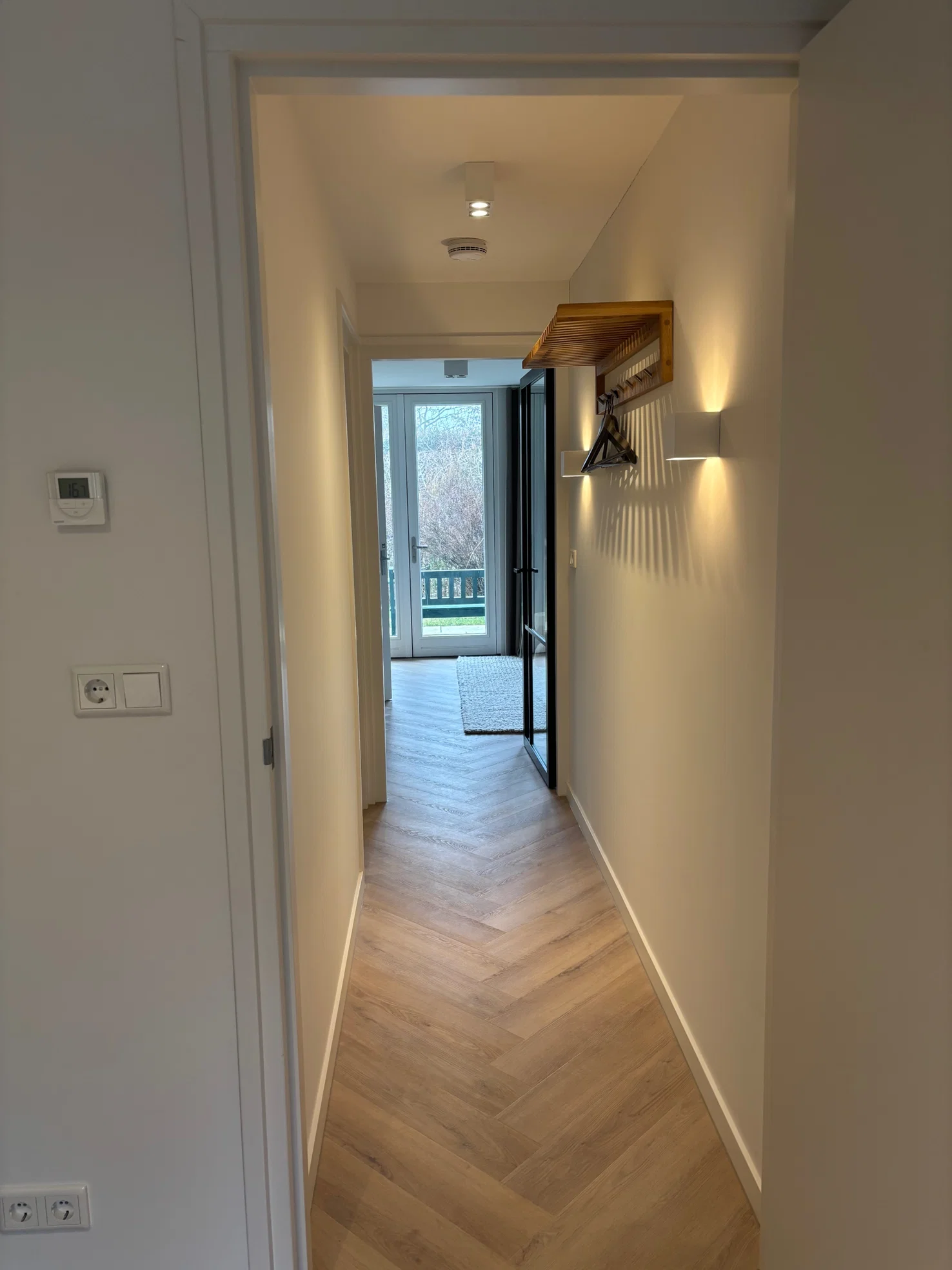 De gang met houten vloer